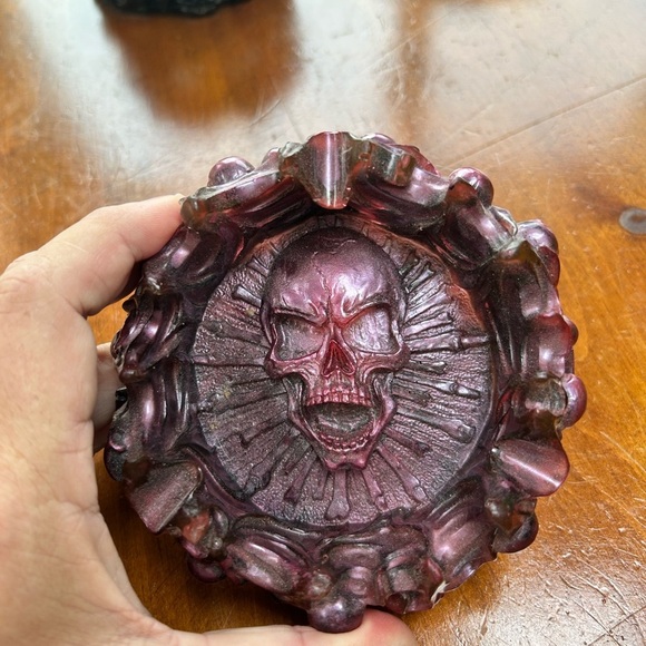 Gothic Skull Art Piece - Purple - ashtray - resin- handcrafted- new - Picture 3 of 9